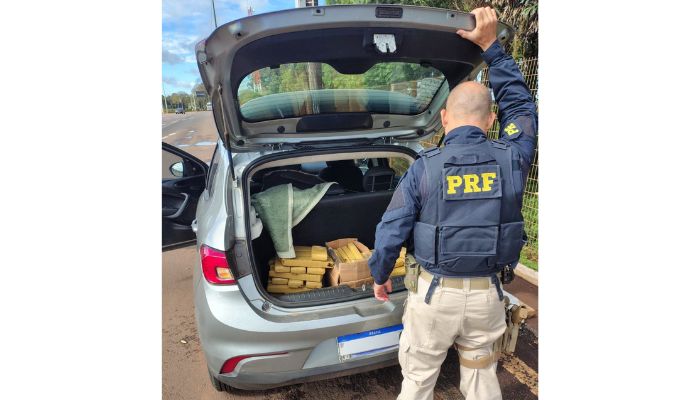 PRF apreende mais de 50 kg de maconha na BR-277, em Cascavel